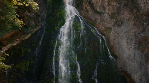 Gollinger Wasserfall cascading into a turquoise pool surrounded by rocks and 库存影片 345177749