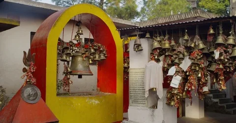Golu Devta Temple, a temple deep in the himalayan mountain range Vídeo Stock 81619156