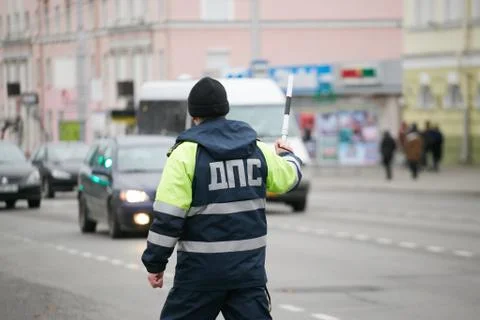 GOMEL, BELARUS - December 18, 2017: Officer of the road patrol service with a Fotos de archivo