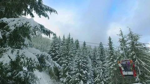 Gondola going up the mountains Video stock 72134025