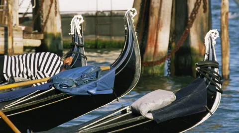 Gondolas Float in the Grand Canal in Venice, Italy 4K Stock Video Footage Vidéo 48276397