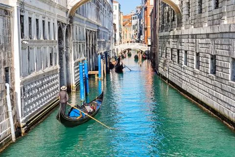 Gondolas floating under the bridge of Sighs (Ponte dei Sospiri) in Venice, .. Stock Photos