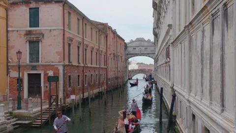 Gondolas Passing Under the Bridge of Sighs in Venice Stock-Footage 343339375