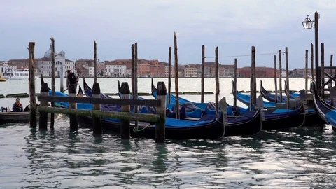 Gondolas sailing in Venice Vidéo 125468784