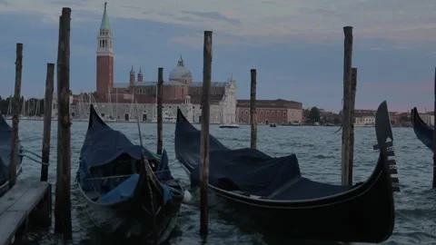 Gondolas in Venice Vídeos de archivo 191044292