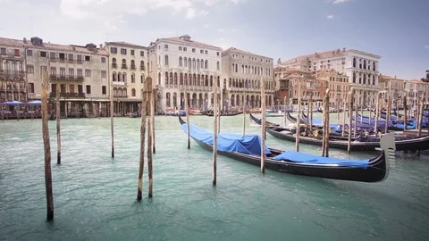 Gondolas in Venice, Italy Vídeos de archivo 107123862