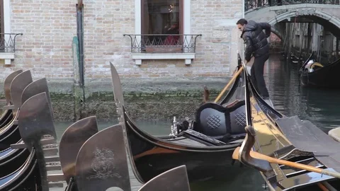 Gondolier rowing, Venice Stock Footage 71623286