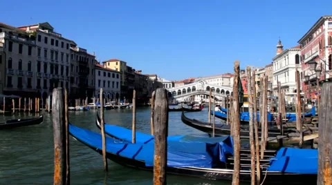 Gongolas on the waves on Rialto Bridge background, Venice Stock Footage 43018435