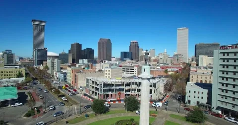 Good aerial fly by of the Robert E Lee statue reveals downtown New Orleans, Video stock 66500403