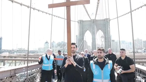 Good Friday Via Crucis procession over Brooklyn Bridge in New York, Nueva York,  Video stock 306983191