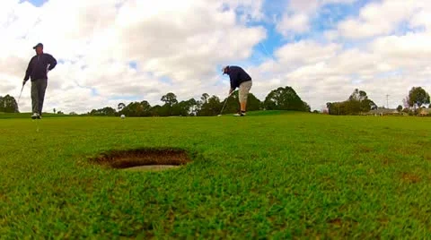 A Good Golf Putt in Slow Motion Vidéo 10772300