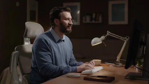 Good idea, search for inspiration, solution found. Thoughtful male freelancer Видео 337646004