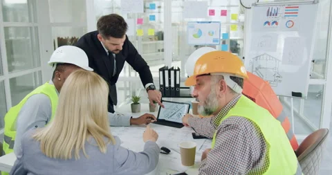Good-looking confident purposeful diverse team of specialists of building Vidéo 145804885