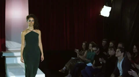 Good looking models walk down on the catwalk and audience applaud in the Vídeo Stock 32740632