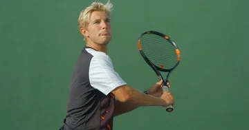 A Good Looking Tennis Player makes a Backhand Return in Slow Motion. Vídeo Stock 85526141
