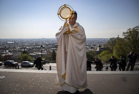 Good Thursday Easter blessing in Montmartre Paris, France - 09 Apr 2020 Stock-Fotos