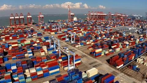 Goods export import. Marine dock. Sea port background with cargo containers. Foto stock