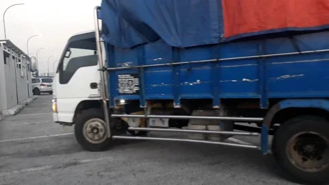 Goods truck pulled over on the side of the toll road 스톡 동영상 202619633