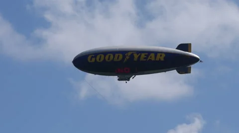 Goodyear blimp in fligh Vidéo 42653468