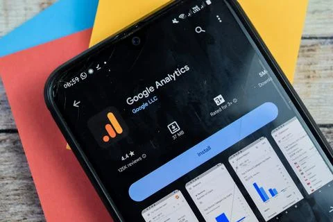Google Analytics application on Smartphone screen. 스톡 사진