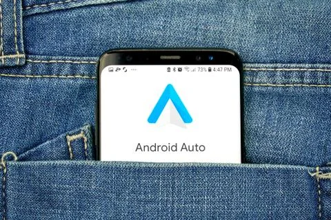 Google Android Auto on a phone screen in a pocket Stockfoto's