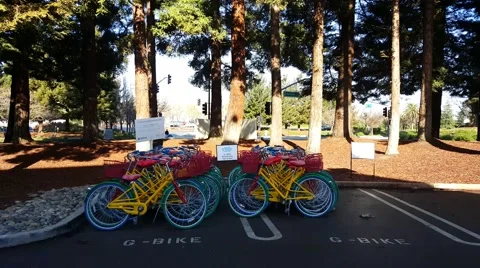 Google bikes in Google campus in Mountain View, CA 스톡 동영상 60928395