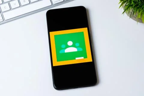 Google Classroom app logo on a smartphone screen Stock Photos