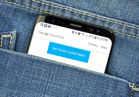 Google Cloud Print on a phone screen in a pocket 库存照片