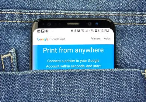 Google Cloud Print on a phone screen in a pocket 库存照片
