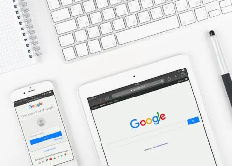 Google on display of iPad and iPhone 스톡 사진