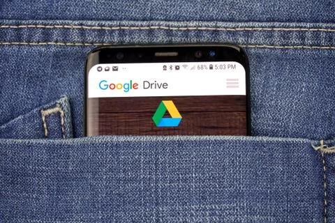 Google Drive app on a phone screen in a pocket Stockfoto's