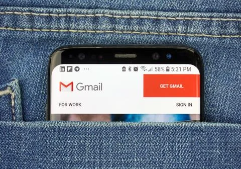 Google Gmail on a phone screen in a pocket Stockfoto's