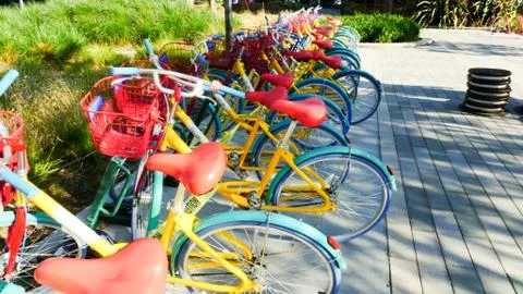 Google Googleplex campus Headquarters lined up with Google Bikes Foto stock