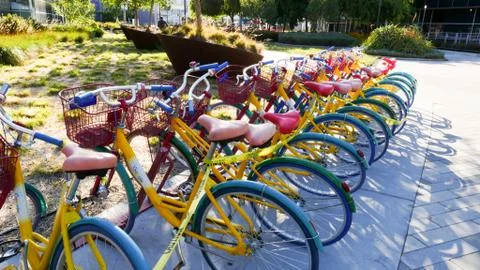 Google Googleplex campus Headquarters lined up with Google Bikes Foto stock