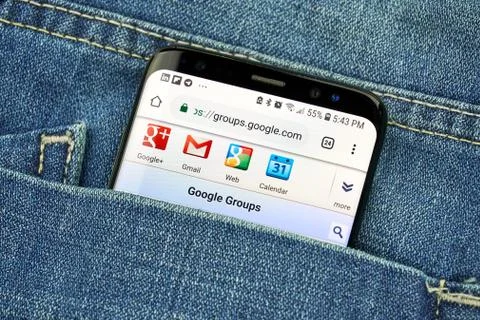 Google Groups app on a phone screen in a pocket Stockfoto's