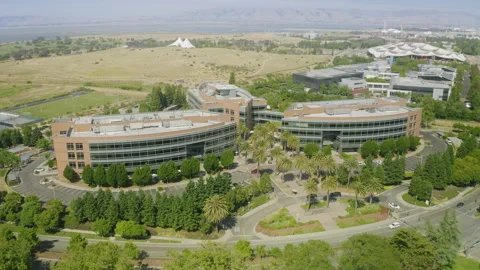 Google Headquarters complex, surrounded by lush green vegetation Vídeos de archivo 164266488