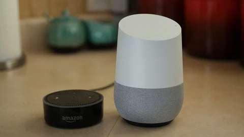 Google Home and Amazon Echo Smart Speakers Together Dolly Shot Vídeo Stock 90532243