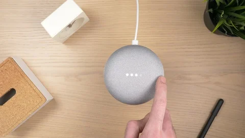 Google Home Assistant Changing The Volume 스톡 동영상 101552681