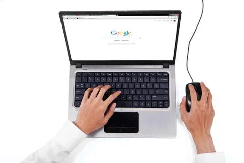Google homepage with hands using laptop Foto stock