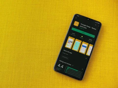 Google Keep app play store page on the display of a black mobile smartphone o Stock Photos