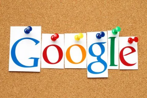 Google logotype printed on paper, cut and pinned on cork bulletin board. Foto stock