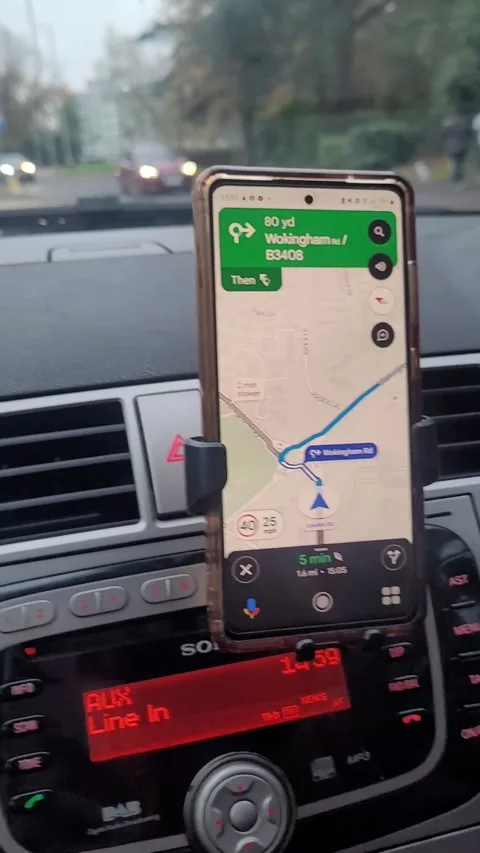 Google Maps Is Not Okay, Bracknell, Berkshire, UK - 08 Feb 2023 Vídeo Stock 232621145