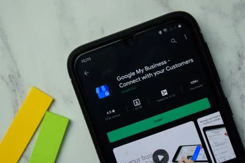 Google My Business dev app with magnifying on Smartphone screen. Foto stock