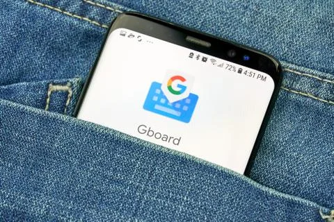 Google on a phone screen in a pocket Stockfoto's