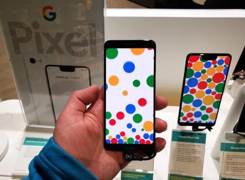 Google Pixel 3 phone in a hand 库存照片