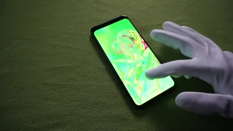 Google pixel 4 phone with green screen issues on green background 库存影片 321768719