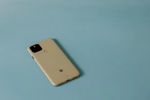 Google Pixel 5 smartphone face-down on blue background Foto stock