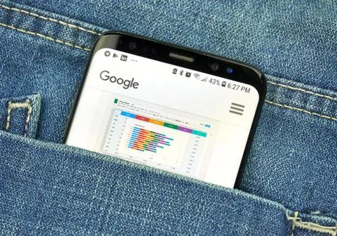 Google Sheets on a phone screen in a pocket Stockfoto's