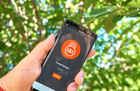 Google Trusted Contact mobile app on Samsung s8. 库存照片