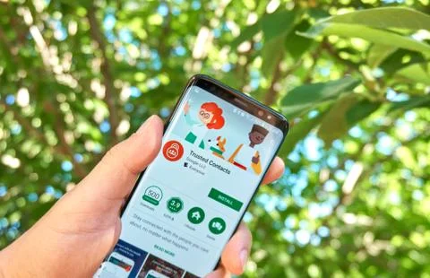 Google Trusted Contact mobile app on Samsung s8. Stock Photos